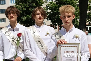Выпускники Кормянщины простились со школой: районный праздник «Последнего звонка» прошел в сквере Почетных граждан